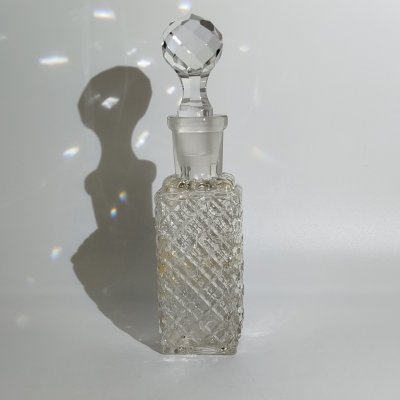 купить Флакон парфюмерный с рельефным туловом, трест "Жиркость" (пробка в подборе), стекло, СССР, 1920-1930 гг.