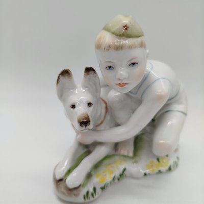 купить Статуэтка "Юный пограничник с собакой" (в зелёной пилотке), скульптор Г.С. Столбова, фарфор, роспись, Ленинградский фарфоровый завод (ЛФЗ), СССР, 1950-1960 гг.