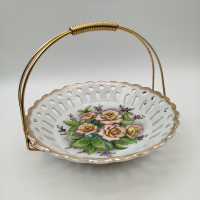 купить Конфетница с ручкой и прорезным бортом, украшенная декором в виде роз, фарфор, деколь, золочение, латунь, Западная Европа, 1950-1980 гг.