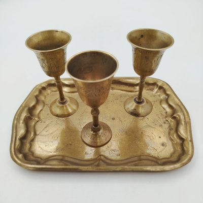 купить Набор из трех рюмок с орнаментом в восточном стиле на подносе, латунь, гравировка, Индия, 1970-1990 гг.
