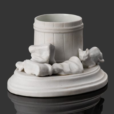 купить Карандашница (пепельница) в виде кадки с лежащими рядом сапогами и кошкой, фарфор, бисквит, Фарфоровая фабрика Гарднера, Российская империя, 1880-1890 гг.