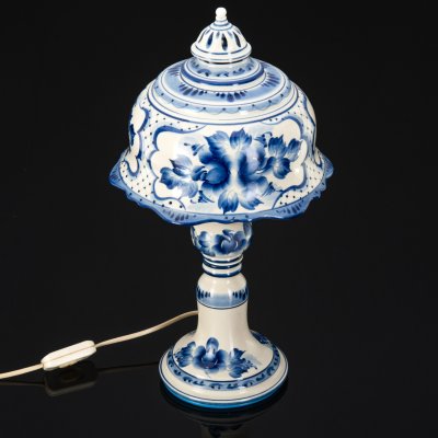 купить Лампа настольная, украшенная с цветочным декором, автор росписи Анрина, фарфор, металл, пластик, роспись, Гжельская фарфоровая мануфактура «Галактика», Российская Федерация, 1996-2010 гг.