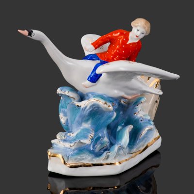 купить Статуэтка "Гуси-лебеди" ("Иванушка на лебеде"), скульптор П.М. Кожин, фарфор, роспись, золочение, Дулевский фарфоровый завод (Дулёво), СССР, 1956 г.