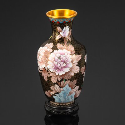 купить Ваза, украшенная пионами и бабочками на черном облачном фоне, техника клуазоне, латунь, эмаль, Китай, 1960-1980 гг.