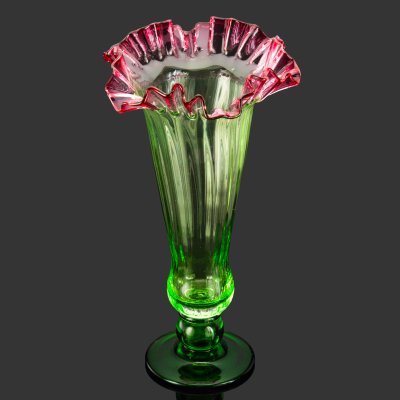 купить Ваза для цветов с рельефным декором на тулове и фестончатым горлом, стекло, цветное, Западная Европа, 1950-1970 гг.