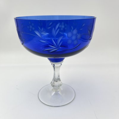 купить Ваза на ножке (конфетница) кобальтового оттенка с цветочным декором, стекло, цветное стекло, алмазная грань, Дятьковский хрустальный завод, СССР, 1960-1980 гг.