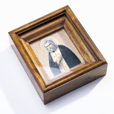 купить Икона "Серафим Саровский" в киоте, печать на картоне, золочение, дерево, стекло, Россия, 2000-2015 гг.