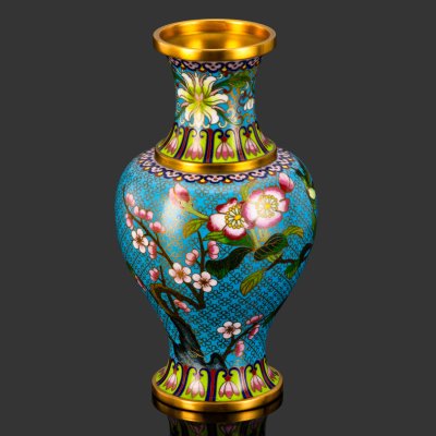 купить Ваза, украшенная изображением цветов сакуры на узорчатом фоне, металл, эмали, клуазоне, Китай, 1960-1980 гг.