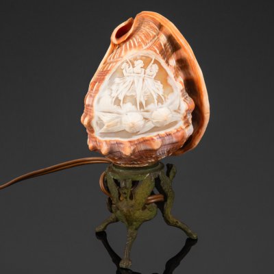 купить Ночник винтажный из раковины с рельефным изображением "Три грации" ("Балерины"), морская раковина, камея, сплав металлов, полимерный материал, Европа, 1930-1950 гг.