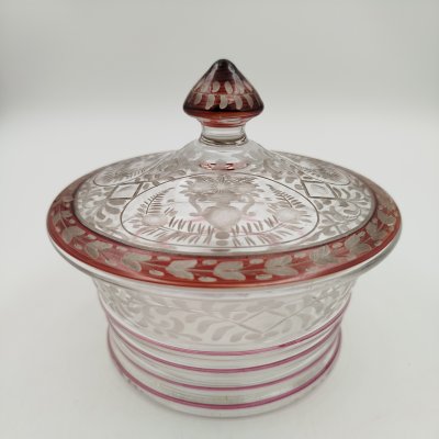 купить Ваза для десерта (бонбоньерка, сахарница), украшенная орнитологическим и растительным декором, стекло, нацвет, резьба, Чехия, 1940-1960 гг.
