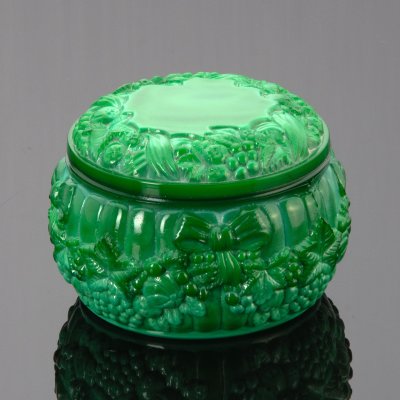 купить Шкатулка круглой формы, украшенная фруктовыми гирляндами, стекло, (малахитовое), Чехословакия, 1950-1960 гг.