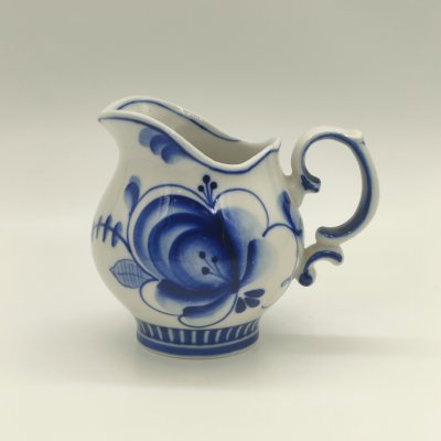 купить Сливочник (молочник) с цветочным декором, фарфор, роспись, Объединение «Гжель», СССР, 1972-1985 гг.