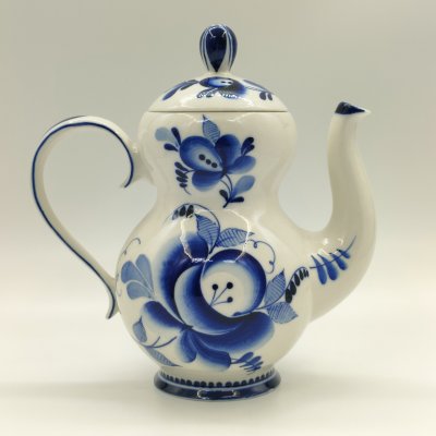 купить Чайник с фигурным туловом и цветочным декором, фарфор, роспись, Объединение «Гжель», СССР, 1986-1991 гг.