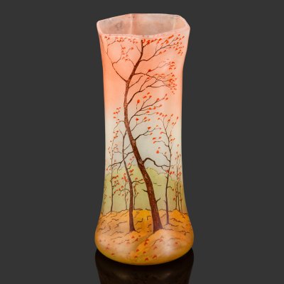 купить Ваза с шестигранным краем, декорированная изображением осеннего пейзажа (тип формы "Диаболо"), стекло, роспись полихромной эмалью, Франция, 1900-1930 гг.