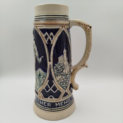 купить Кружка пивная, украшенная изображением женщины стреляющей из обреза и надписью "Больше ни капли в кружке", керамика, крытье, Германия, 1970-1990 гг.