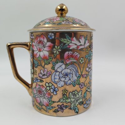 купить Кружка с крышкой (заварочная), украшенная экзотическим цветочным декором на золотистом фоне, фарфор, деколь, роспись, золочение, Китай, 1960-1990 гг.