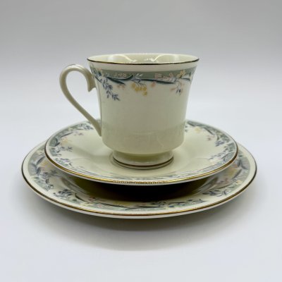 купить Кофейное трио с флоральным декором, фарфор, деколь, золочение, Китай, 1990-2010 гг.