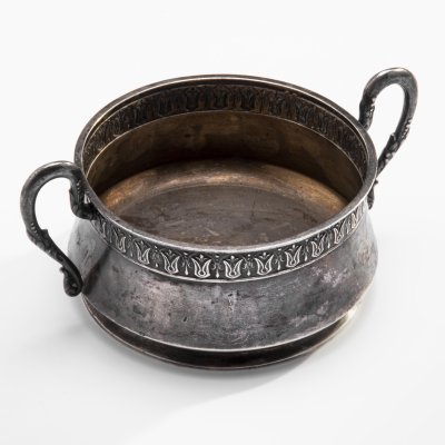 купить Сахарница, декорированная орнаментальным пояском и фигурными ручками, мастер-монограммист "ПА", серебро 84 пр., Российская империя, 1908-1917 гг.
