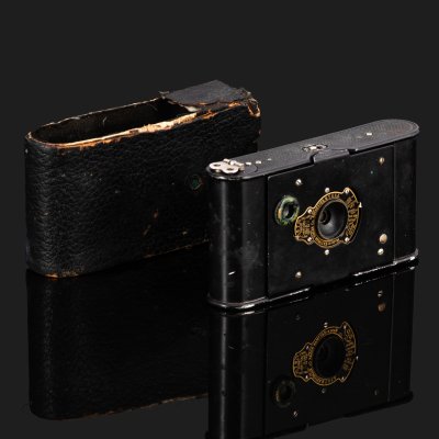 купить Фотоаппарат складной "Vest Pocket Kodak" (VPK) в оригинальном чехле, Eastman Kodak Company, металл, стекло, кожа, США, 1915-1935 гг.