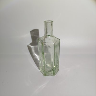 купить Флакон шестиугольной формы, клеймо "4", стекло, Россия, 1900-1940 гг.