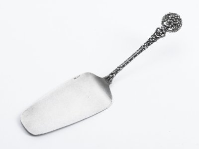 купить Лопатка сервировочная с фигурной рукоятью, серебро 916 пр., Таллинский ювелирный завод, СССР, 1975 г.