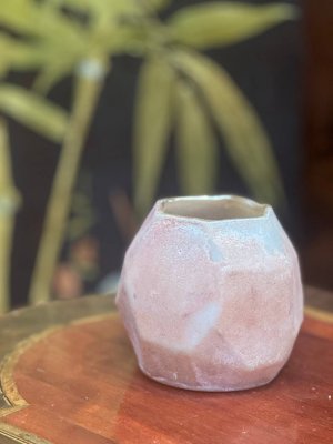 купить Ваза интерьерная с имитацией фактуры камня, стекло, люстр, крытье, матирование, Российская Федерация, 2025 г.