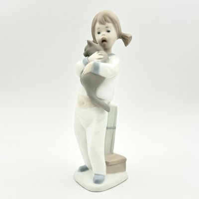 купить Статуэтка "Девочка с кошкой или сюрприз под Рождество" по модели Lladro, бисквит, роспись, Испания, 1970-1990 гг.