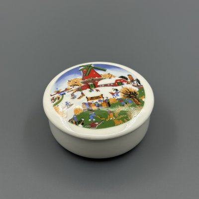 купить Шкатулка (бонбоньерка) c изображением спортивных игр, фарфор, деколь, Европа, 1980-1990 гг.