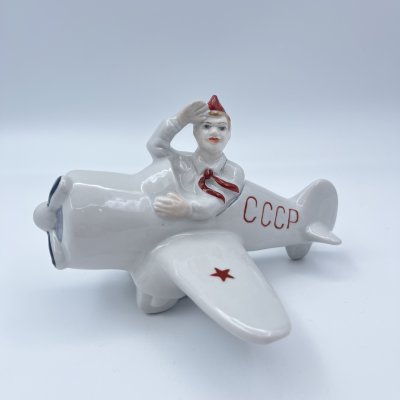 купить Статуэтка "Пионер в самолете", фарфор, роспись, Коростенский фарфоровый завод (КФЗ), Украина, 1980-2000 гг.