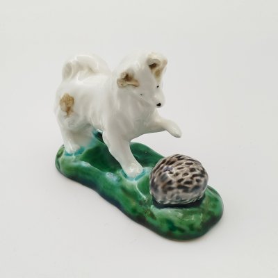 купить Статуэтка "Собака и ёж", фаянс, роспись, Конаковский фаянсовый завод им. М.И. Калинина (ЗиК Конаково), СССР, 1962-1991 гг.
