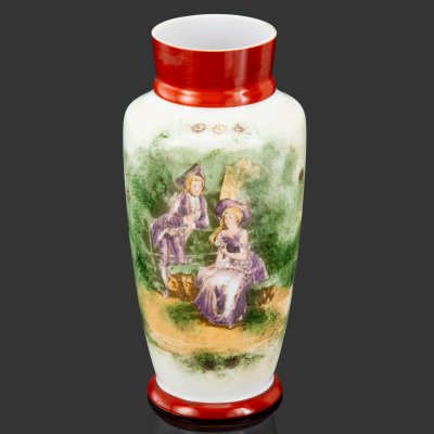 купить Ваза, украшенная изображением галантной сцены в саду, стекло, (молочное), роспись, деколь, Европа, 1930-1950 гг.