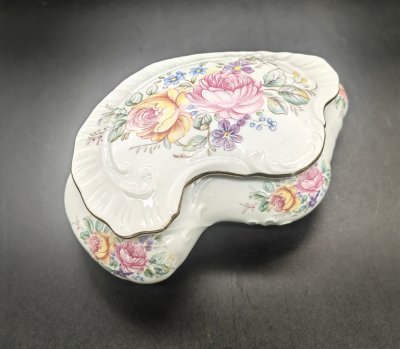 купить Шкатулка для украшений, декорированная изображением пионов, фарфор, деколь, золочение, Португалия, 1980-2000 гг.