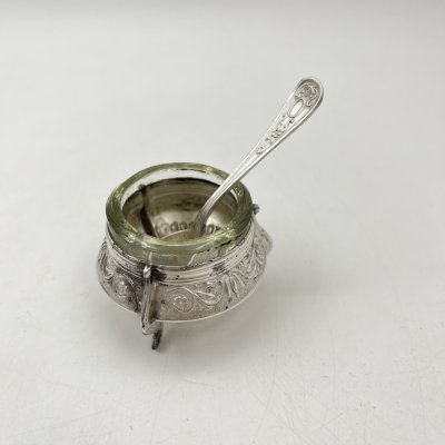 купить Солонка с растительным орнаментом и ложечкой, мельхиор (медь-никель), стекло, Мстерская художественная фабрика «Ювелир», СССР, 1973 г.