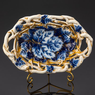 купить Сухарница (фруктовница) с рельефным прорезным декором, украшенная изображением листьев, Schmeisser Porzellan Manufaktur, фарфор, роспись, золочение, Германия, 1880-1910 гг.