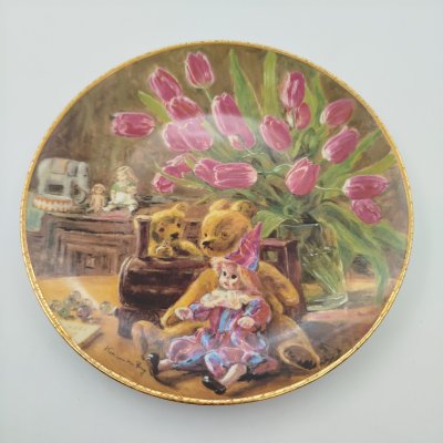 купить Тарелка декоративная (настенная), "Натюрморт в детской" (лимитированный выпуск). Royal Mosa, фарфор, деколь, золочение, Бельгия, 1989 г.