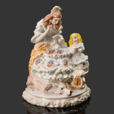купить Статуэтка "У зеркала" (скульптор В. Т. Мусиенко), фарфор, люстр, роспись, деколь, Киевский экспериментальный керамико-художественный завод (КЭКХЗ), Украина, 1991-2004 гг.