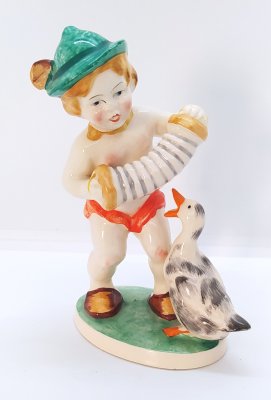 купить Статуэтка "Мальчик с гусем", фаянс, роспись, Hertwig & Co., Германия, 1941-1958 гг.