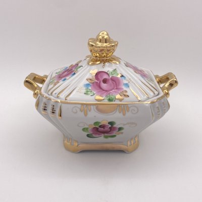 купить Сахарница (шкатулка), декорированная цветочным декором, фарфор, роспись, золочение, Объединение «Гжель», СССР, 1970-1990 гг.