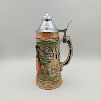купить Кружка пивная с крышкой , украшенная сценой флирта, керамика, рельеф, люстр, крышка - сплав металлов, Marzi & Remy, Германия, 1960-1990 гг.