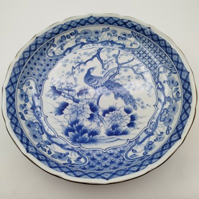 купить Блюдо с фигурным бортом в восточном стиле в бело-голубой гамме, украшенное орнитологическим и цветочным декором, фарфор, деколь, Япония, 1970-1990 гг.