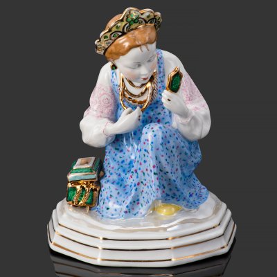 купить Статуэтка "Малахитовая шкатулка" ("Танюшка и тятино подаренье"), скульптор О.М. Богданова, фарфор, роспись, золочение, люстр, Дулевский фарфоровый завод (Дулёво), СССР, 1957 г.