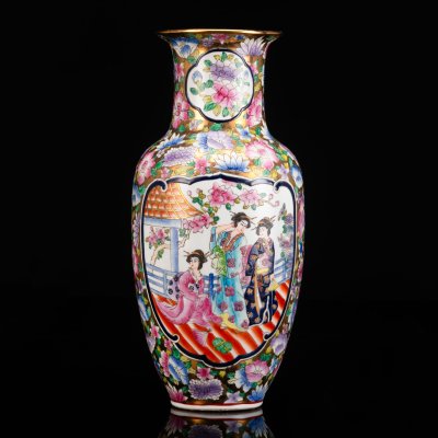 купить Ваза большая с изображением прогулки трех красавиц на цветочном золотом фоне, фарфор, роспись, золочение, Китай, 1960-1980 гг.