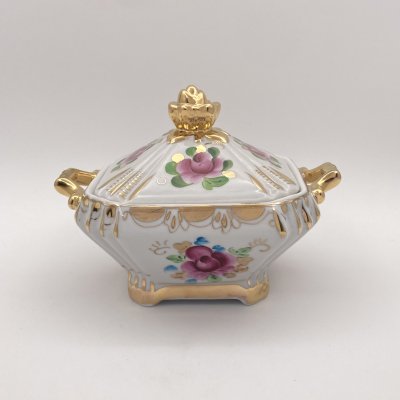 купить Сахарница (шкатулка), декорированная цветочным декором, фарфор, роспись, золочение, Объединение «Гжель», СССР, 1970-1990 гг.