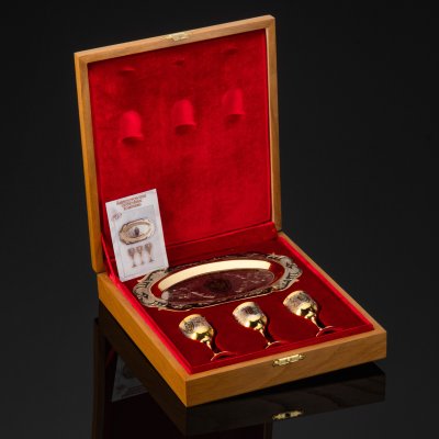 купить Набор для вина (подарочный) "Федеральная служба безопасности Российской Федерации (ФСБ России)", латунь, золочение, никелирование, травление, гравирование, Златоустовская оружейная компания, Российская Федерация, 2010-2015 гг.