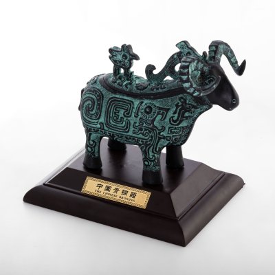 купить Статуэтка-сувенир "Cосуд для вина династии Шан (1200-1100 до н.э.)" в оригинальной коробке, бронза, пластик, картон, Китай, 2010-2020 гг.