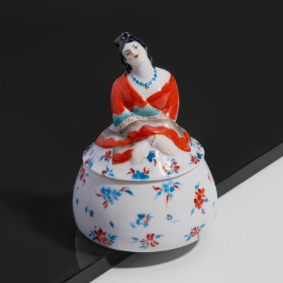 купить Пудреница "Купчиха", автор Н.Я. Данько, роспись Тася Аленичева, фарфор, роспись, Государственный фарфоровый завод (ГФЗ), СССР, 1936 г.