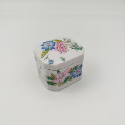 купить Миниатюрная шкатулка квадратной формы, украшенная изображением хризантем, фарфор, деколь, Китай, 1980-2000 гг.
