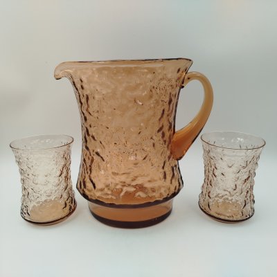 купить Набор «Кора» карамельного оттенка (кувшин и 2 стакана), автор В.С. Мурахвер, цветное стекло, Стеклозавод «Неман», СССР, 1960-1980 гг.