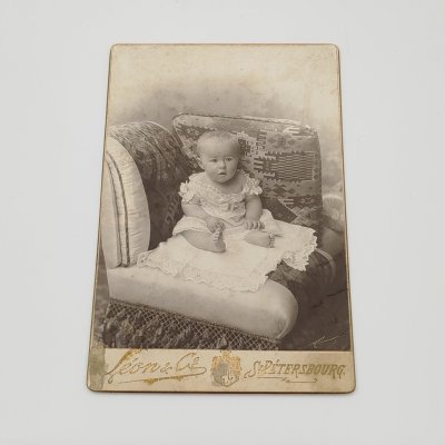 купить Фотография с изображением ребенка, фотоателье "Леон и Ко", г. Санкт-Петербург, бумага, фотопечать, картон, Российская империя, 1900-1917 гг.