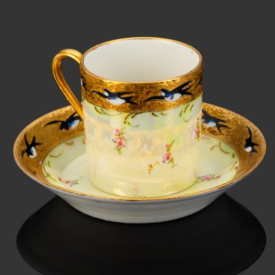 купить Кофейная пара, украшенная цветочными мотивами и изображением ласточек на золотой кайме, La Porcelaine Limousine (LP), фарфор, люстр, роспись, золочение, Limoges, Франция, 1905-1930 гг.